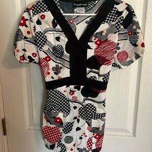 Los Angeles Rose kimono style scrub top . Tie back 2 pockets Sm